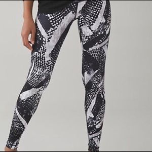 Lululemon static white/Black wumder unders